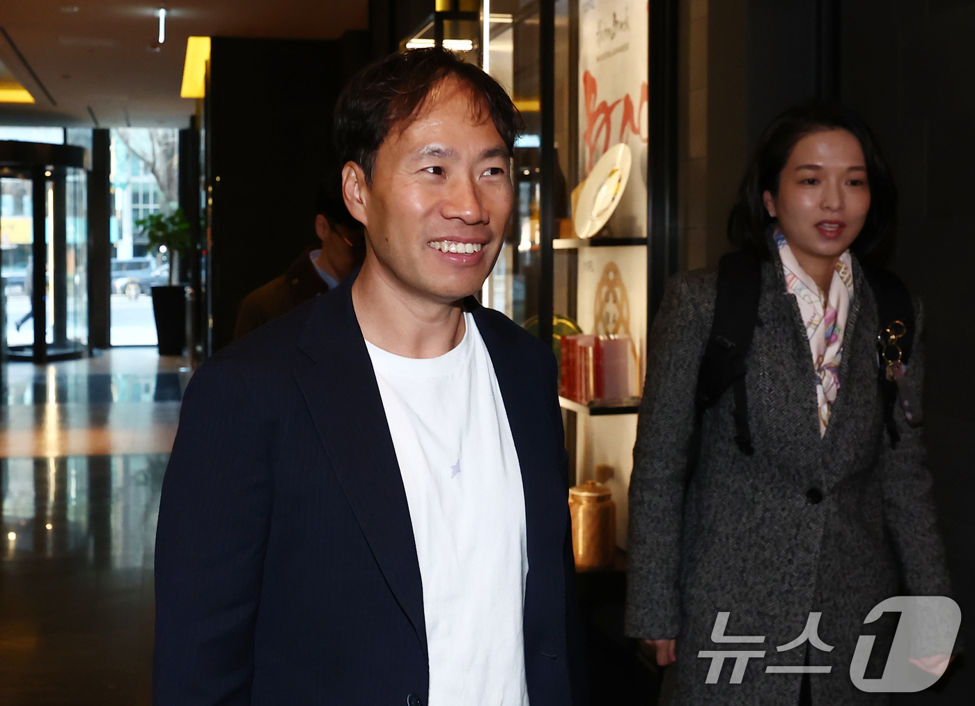 (서울=뉴스1) 김민지 기자 = 김성훈 업스테이지 대표가 19일 오전 서울의 한 호텔에서 리사 수 AMD 최고경영자(CEO)와 조찬 회동을 하기 위해 이동하고 있다. 2026.3. …