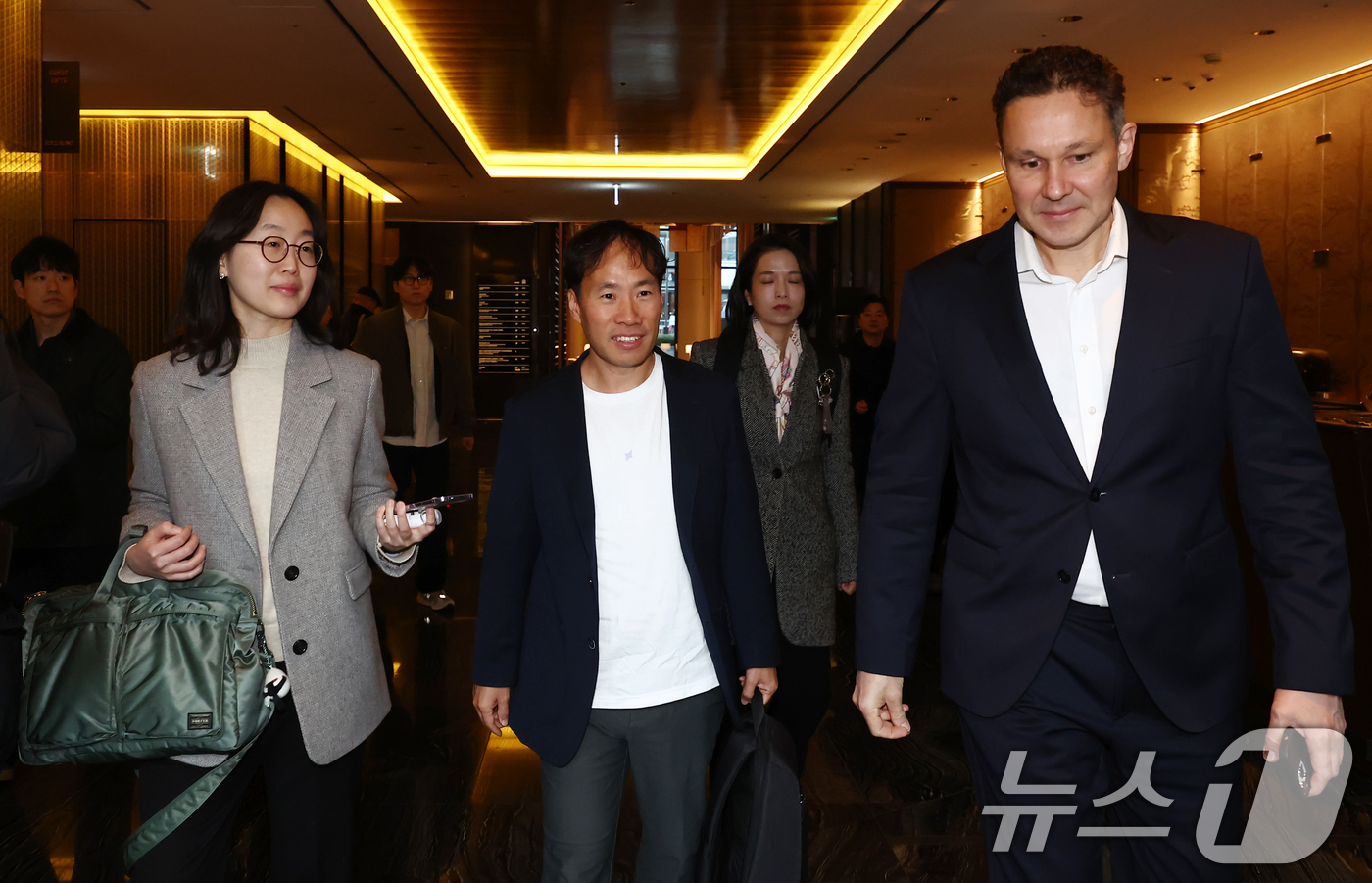 (서울=뉴스1) 김민지 기자 = 김성훈 업스테이지 대표가 19일 오전 서울의 한 호텔에서 리사 수 AMD 최고경영자(CEO)와 조찬 회동을 하기 위해 이동하고 있다. 2026.3. …