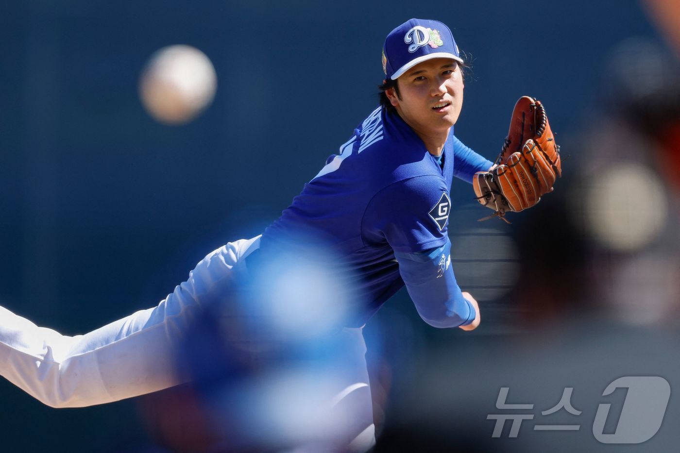 본문 이미지 - LA 다저스 오타니 쇼헤이가 19일(한국시간) 열린 샌프란시스코 자이언츠와 2026 메이저리그 시범경기에서 선발 등판해 역투하고 있다. ⓒ AFP=뉴스1