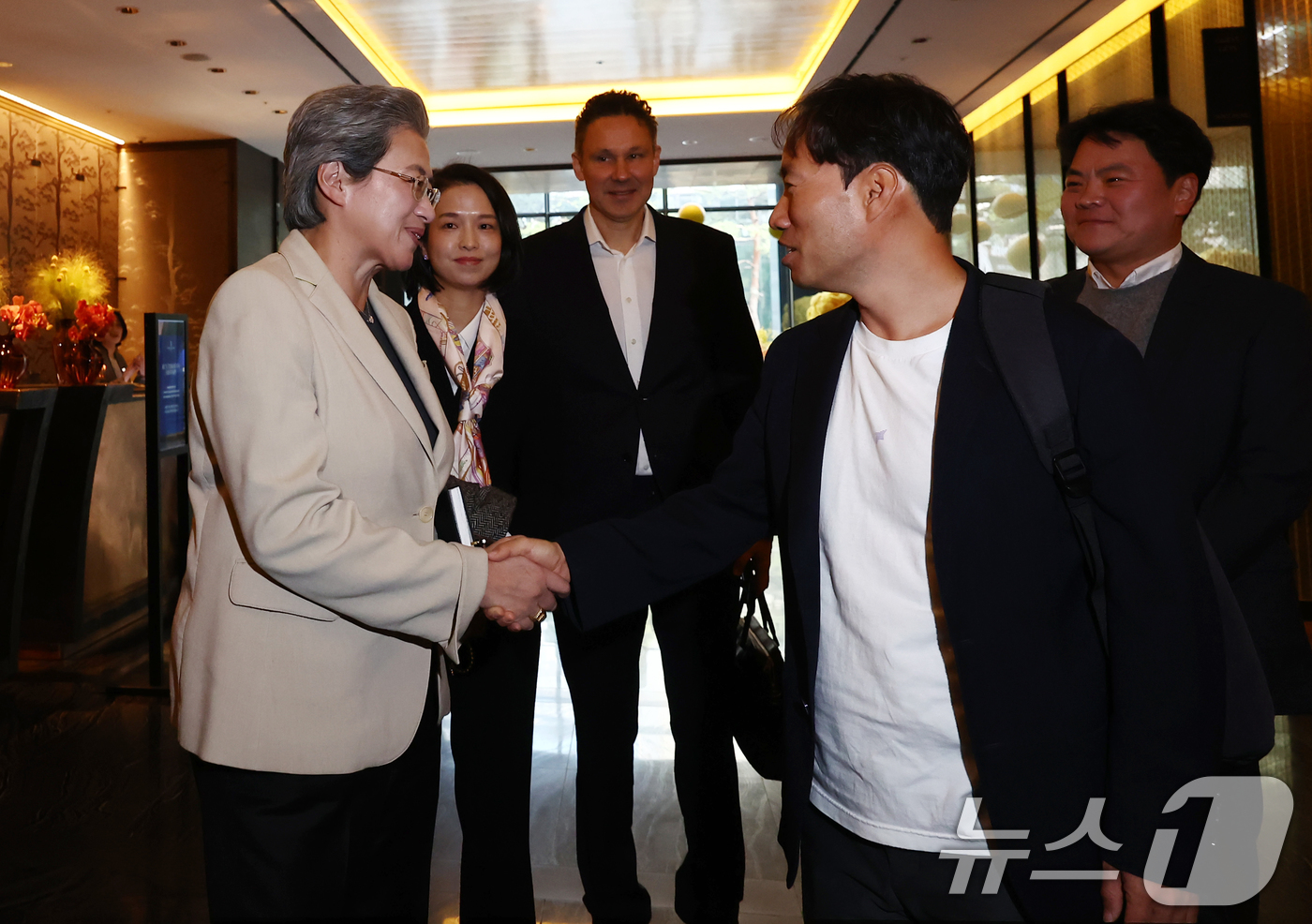 (서울=뉴스1) 김민지 기자 = 리사 수 AMD 최고경영자(CEO)와 김성훈 업스테이지 대표가 19일 오전 서울의 한 호텔에서 조찬 회동을 한 뒤 나오며 악수하고 있다. 2026. …