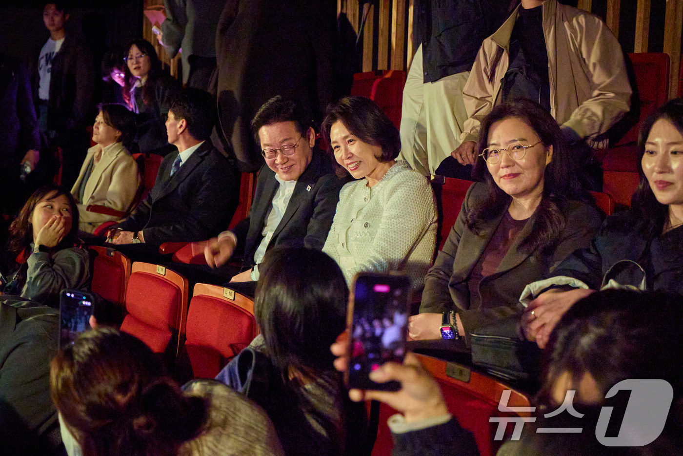 (서울=뉴스1) 이재명 기자 = 이재명 대통령과 김혜경 여사가 18일 서울 대학로 링크아트센터드림에서 창작뮤지컬 '긴긴밤'을 관람하기 위해 착석해 있다. (청와대 제공. 재판매 및 …