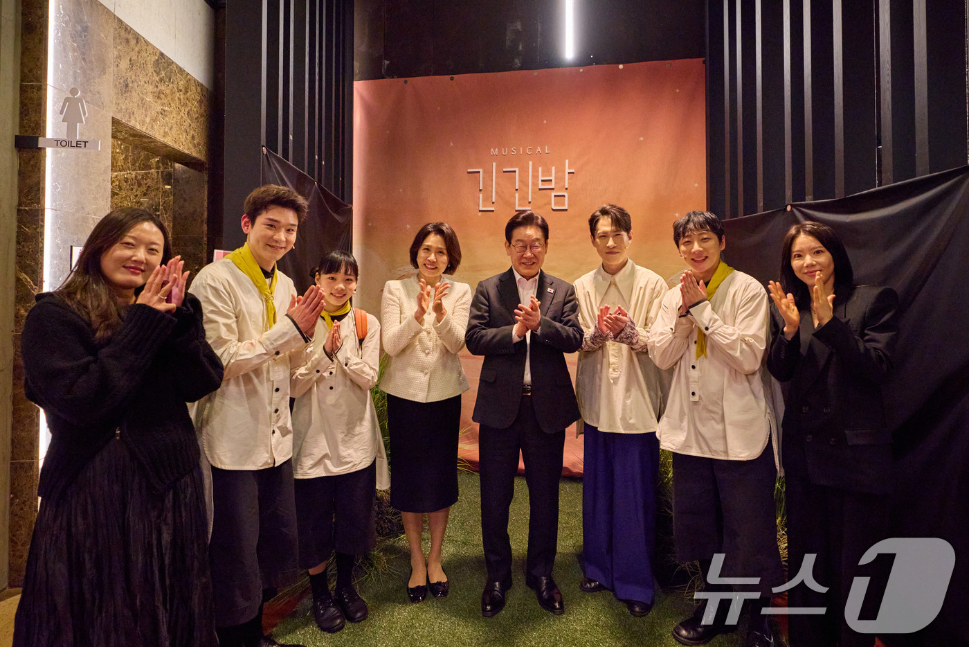 (서울=뉴스1) 이재명 기자 = 이재명 대통령과 김혜경 여사가 18일 서울 대학로 링크아트센터드림에서 창작뮤지컬 '긴긴밤'을 관람한 후 출연진과 기념촬영을 하고 있다. (청와대 제 …