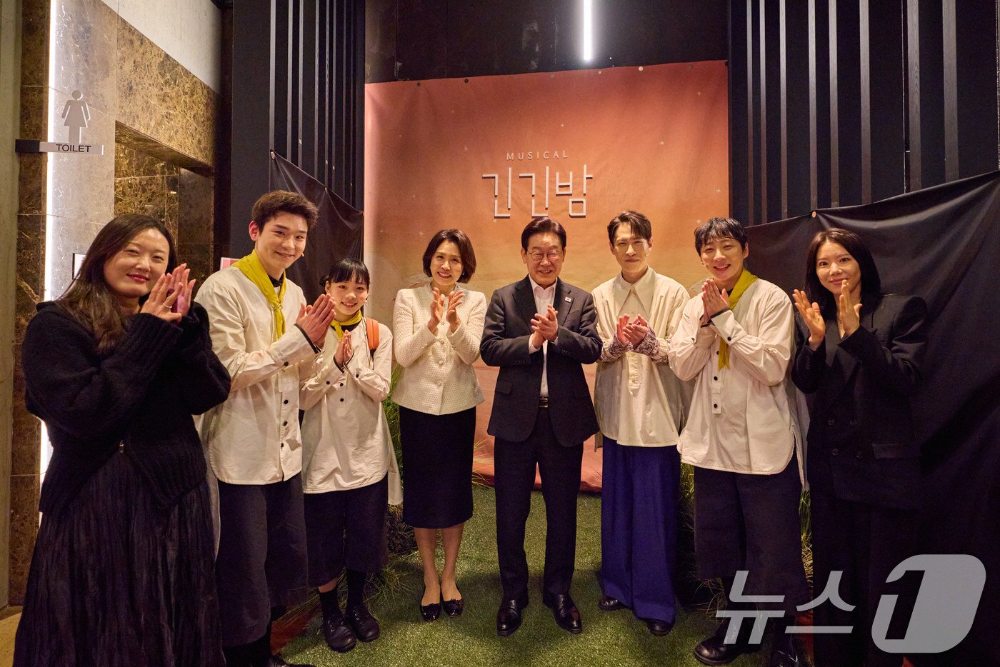 본문 이미지 - 이재명 대통령과 김혜경 여사가 18일 서울 대학로 링크아트센터드림에서 창작뮤지컬 '긴긴밤'을 관람한 후 출연진과 기념촬영을 하고 있다. (청와대 제공. 재판매 및 DB 금지) 2026.3.19 ⓒ 뉴스1 이재명 기자