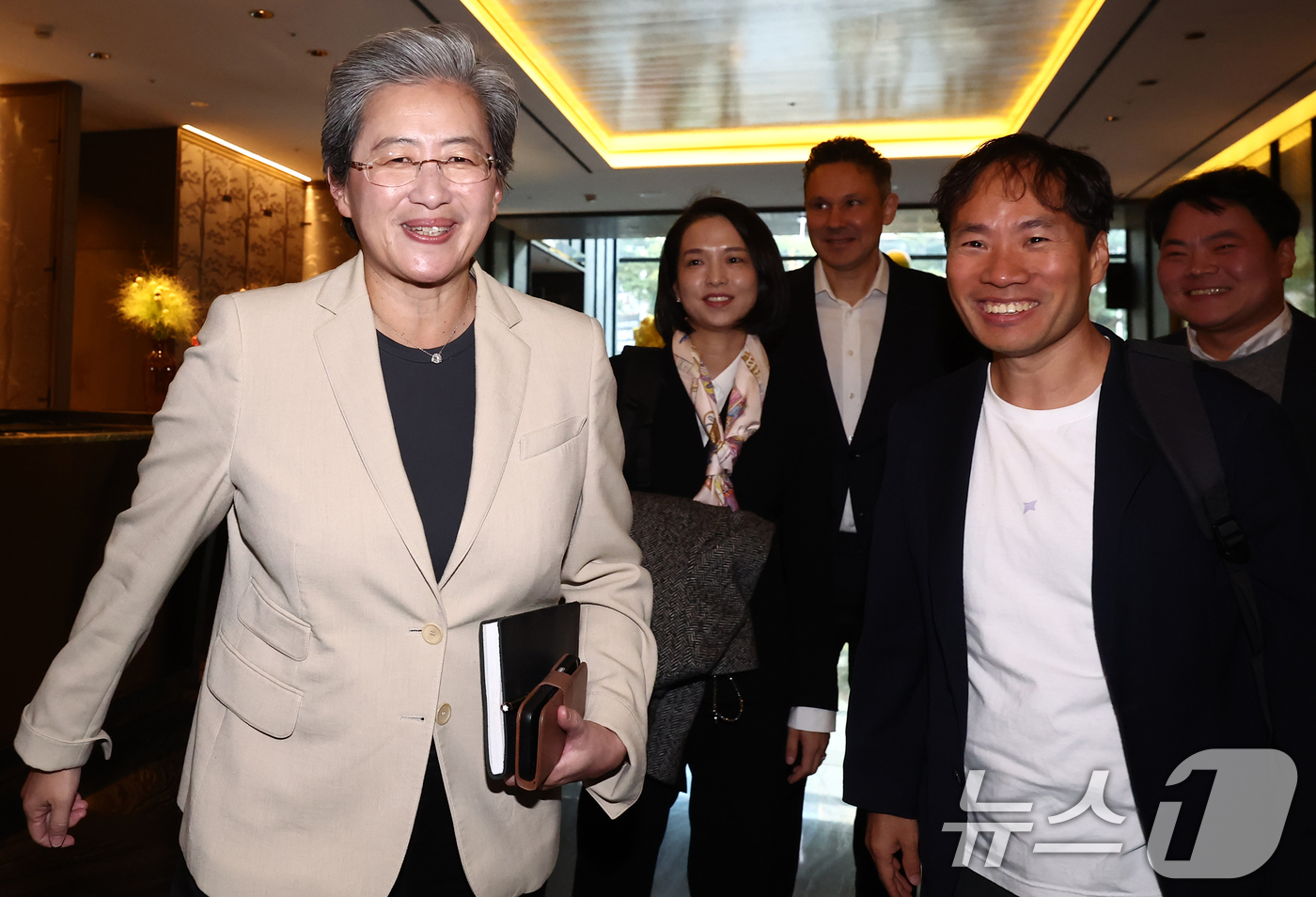 (서울=뉴스1) 김민지 기자 = 리사 수 AMD 최고경영자(CEO)와 김성훈 업스테이지 대표가 19일 오전 서울의 한 호텔에서 조찬 회동을 한 뒤 함께 나오고 있다. 2026.3. …