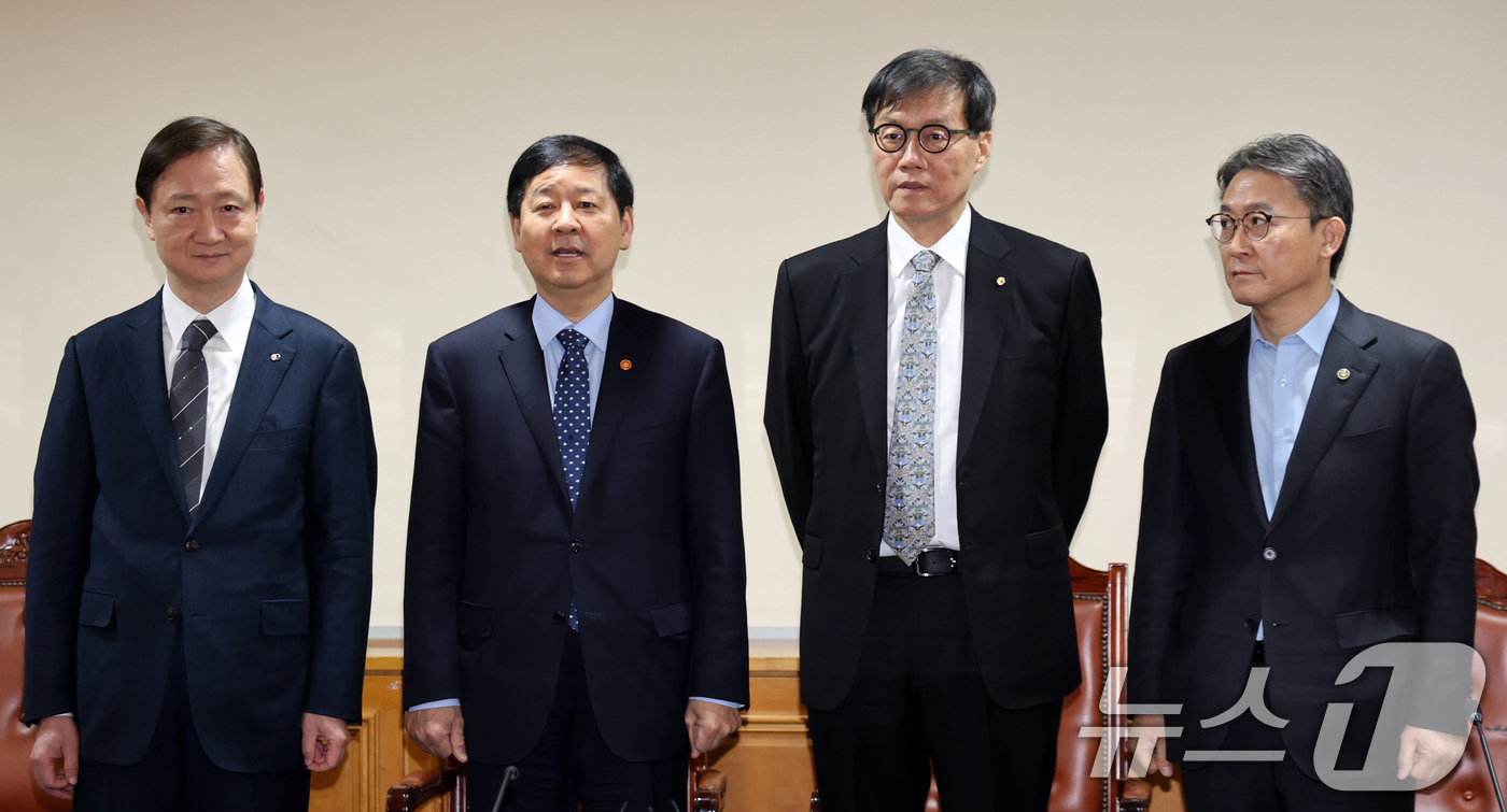 (서울=뉴스1) 황기선 기자 = 구윤철 경제부총리 겸 재정경제부 장관이 19일 오전 서울 중구 은행회관에서 열린 확대거시경제금융회의에서 참석자들과 기념촬영을 하고 있다.왼쪽부터 이 …