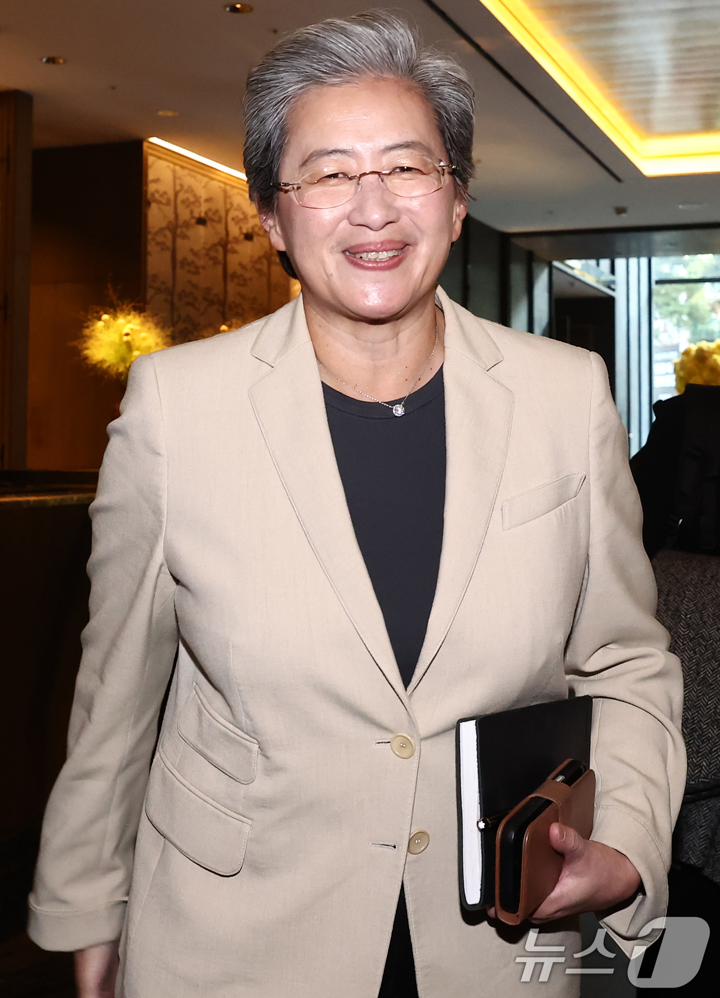 (서울=뉴스1) 김민지 기자 = 리사 수 AMD 최고경영자(CEO)가 19일 오전 서울의 한 호텔에서 김성훈 업스테이지 대표와의 조찬 회동을 치고 나오고 있다. 2026.3.19/ …