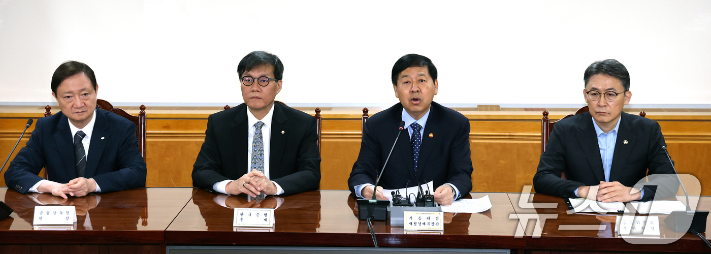 (서울=뉴스1) 황기선 기자 = 구윤철 경제부총리 겸 재정경제부 장관이 19일 오전 서울 중구 은행회관에서 열린 확대거시경제금융회의에서 모두발언을 하고 있다.왼쪽부터 이찬진 금융감 …
