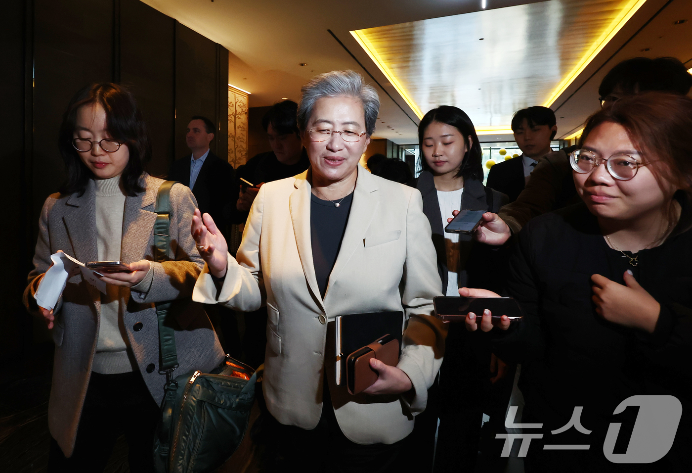 (서울=뉴스1) 김민지 기자 = 리사 수 AMD 최고경영자(CEO)가 19일 오전 서울의 한 호텔에서 김성훈 업스테이지 대표와의 조찬 회동을 마치고 나오며 취재진 질의에 답변하고 …