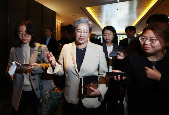 조찬 회동 마치고 이동하는 리사 수 CEO