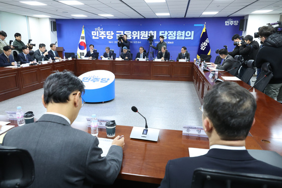 '중동사태' 금융 당정 "가짜뉴스·주가조작 엄단…충분한 민생추경"