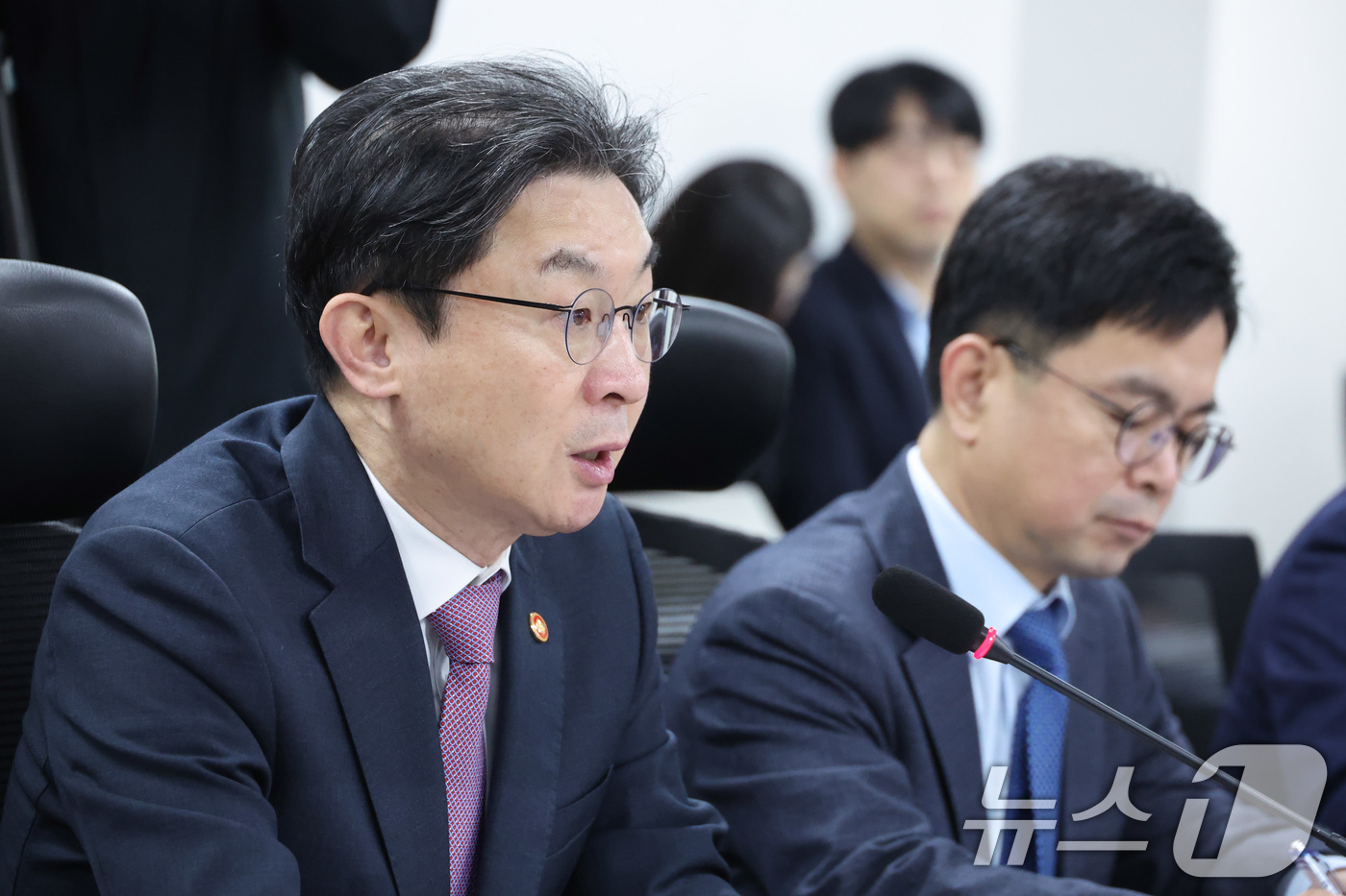 (서울=뉴스1) 신웅수 기자 = 이억원 금융위원장이 19일 서울 여의도 국회 의원회관에서 열린 민주당 정무위원회-금융위원회 당정협의에서 발언하고 있다. 2026.3.19/뉴스1