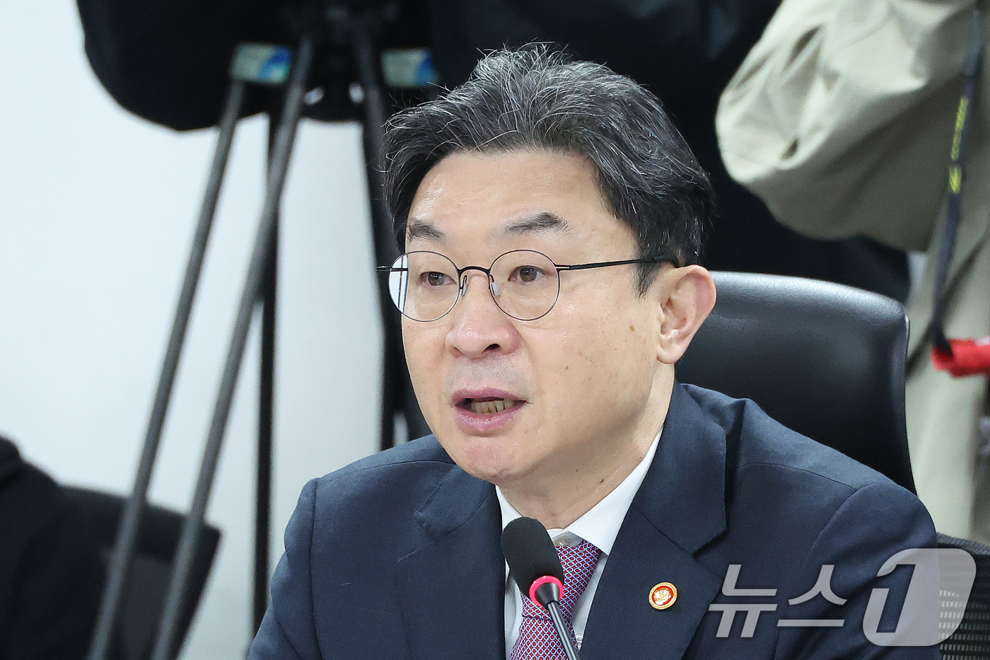 (서울=뉴스1) 신웅수 기자 = 이억원 금융위원장이 19일 서울 여의도 국회 의원회관에서 열린 민주당 정무위원회-금융위원회 당정협의에서 발언하고 있다. 2026.3.19/뉴스1