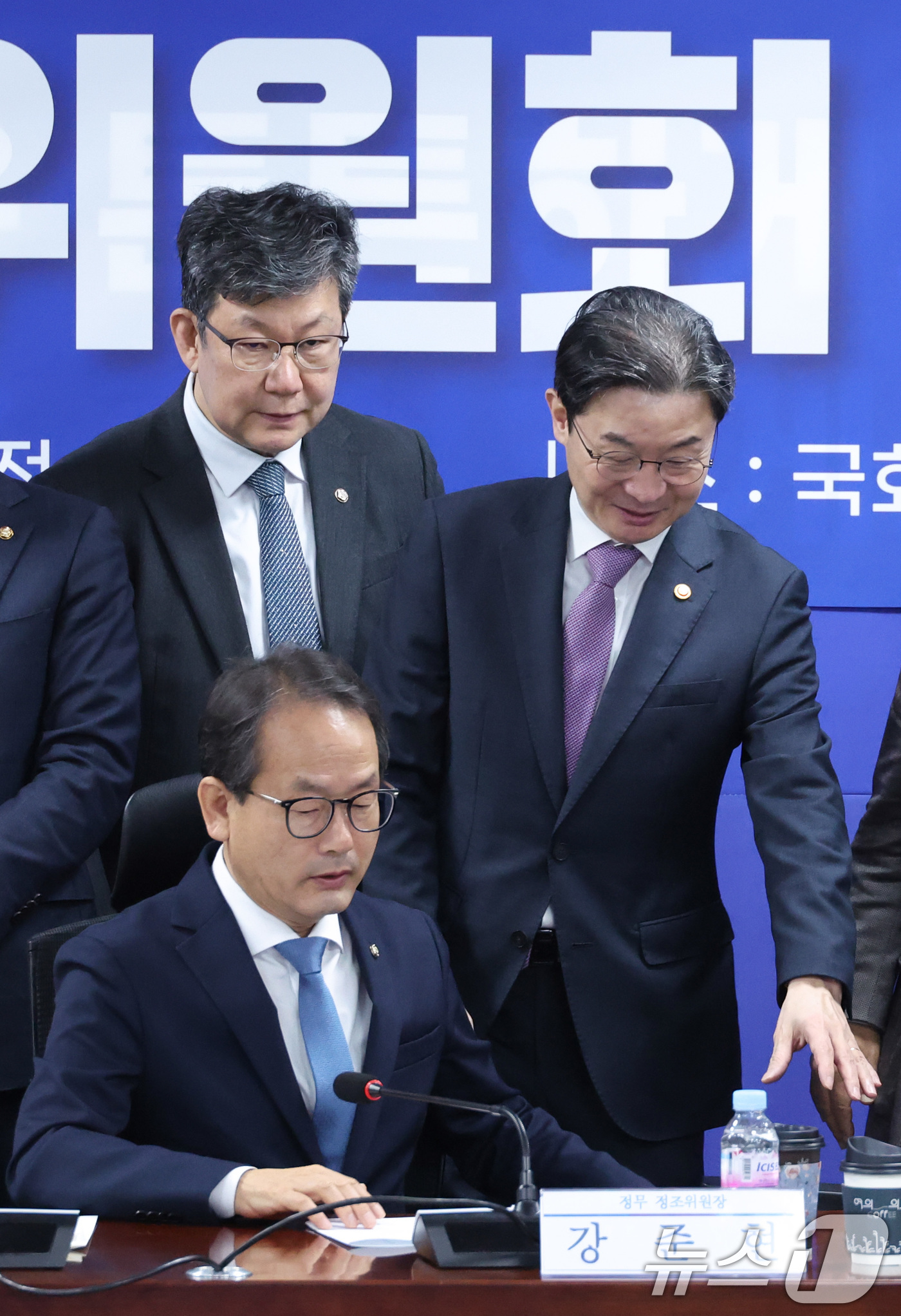 (서울=뉴스1) 신웅수 기자 = 강준현 정무위원회 더불어민주당 간사와 이억원 금융위원장이 19일 서울 여의도 국회 의원회관에서 열린 민주당 정무위위회-금융위원회 당정협의에 참석하고 …