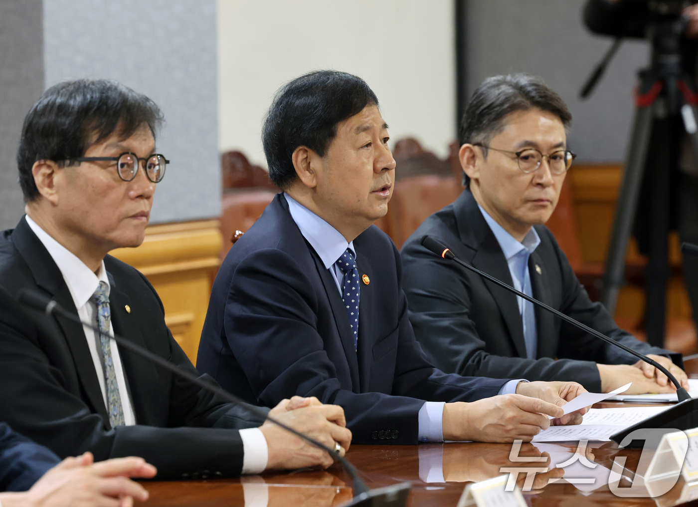 (서울=뉴스1) 황기선 기자 = 구윤철 경제부총리 겸 재정경제부 장관이 19일 오전 서울 중구 은행회관에서 열린 확대거시경제금융회의에서 모두발언을 하고 있다.  2026.3.19/ …