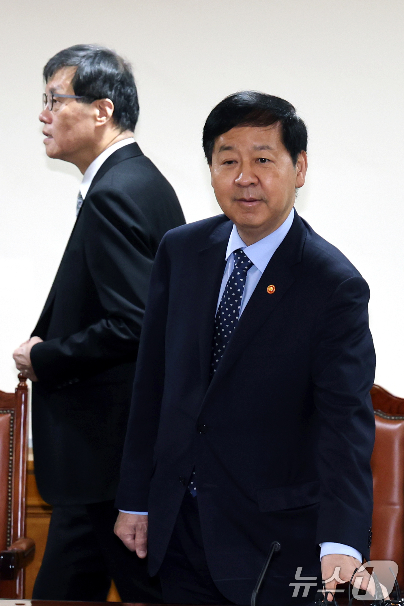 (서울=뉴스1) 황기선 기자 = 구윤철 경제부총리 겸 재정경제부 장관과 이창용 한국은행 총재가 19일 오전 서울 중구 은행회관에서 열린 확대거시경제금융회의에 참석하고 있다. 202 …