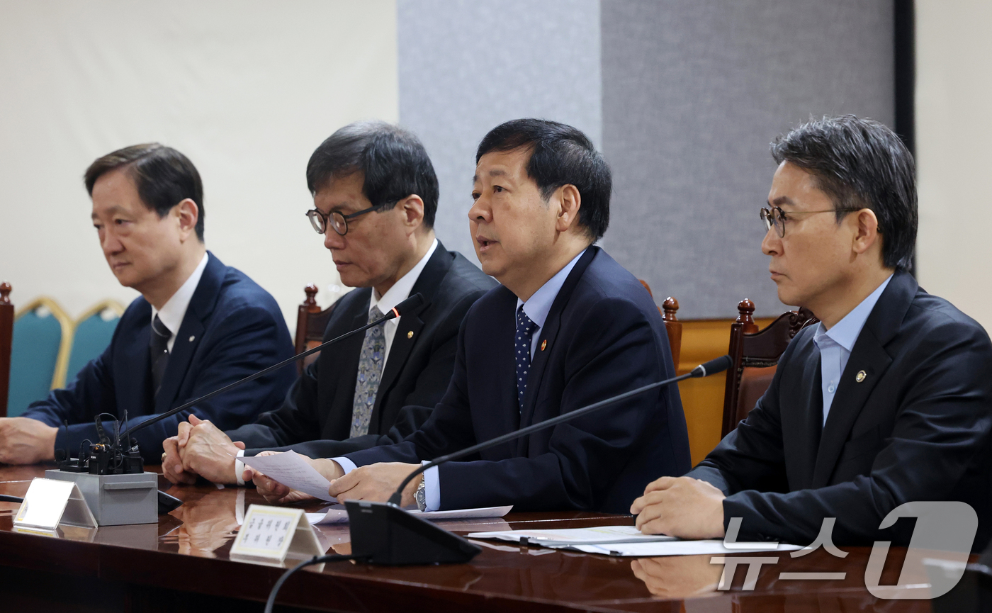(서울=뉴스1) 황기선 기자 = 구윤철 경제부총리 겸 재정경제부 장관이 19일 오전 서울 중구 은행회관에서 열린 확대거시경제금융회의에서 모두발언을 하고 있다.  2026.3.19/ …