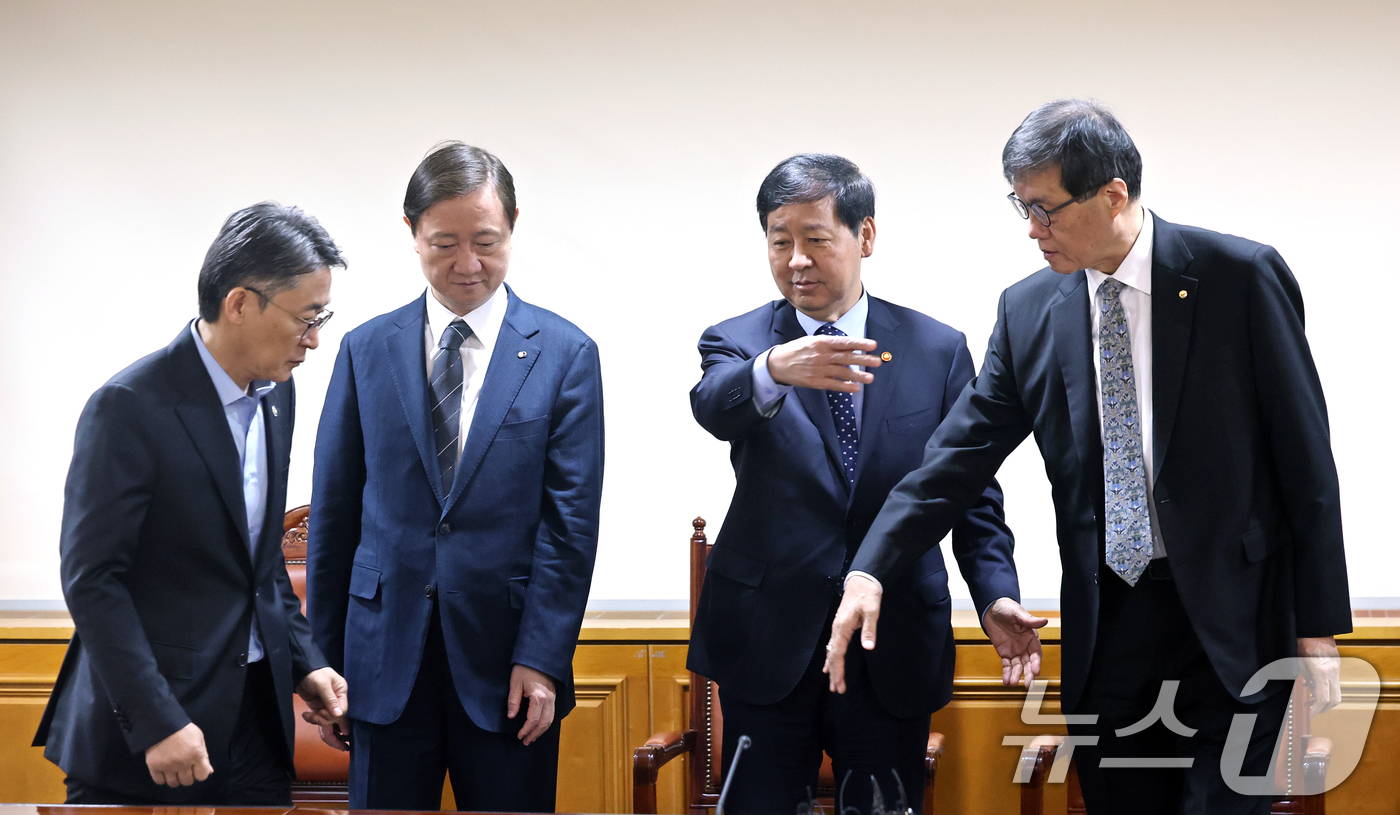 (서울=뉴스1) 황기선 기자 = 구윤철 경제부총리 겸 재정경제부 장관이 19일 오전 서울 중구 은행회관에서 열린 확대거시경제금융회의에서 참석자들과 기념촬영을 위해 이동하고 있다.왼 …