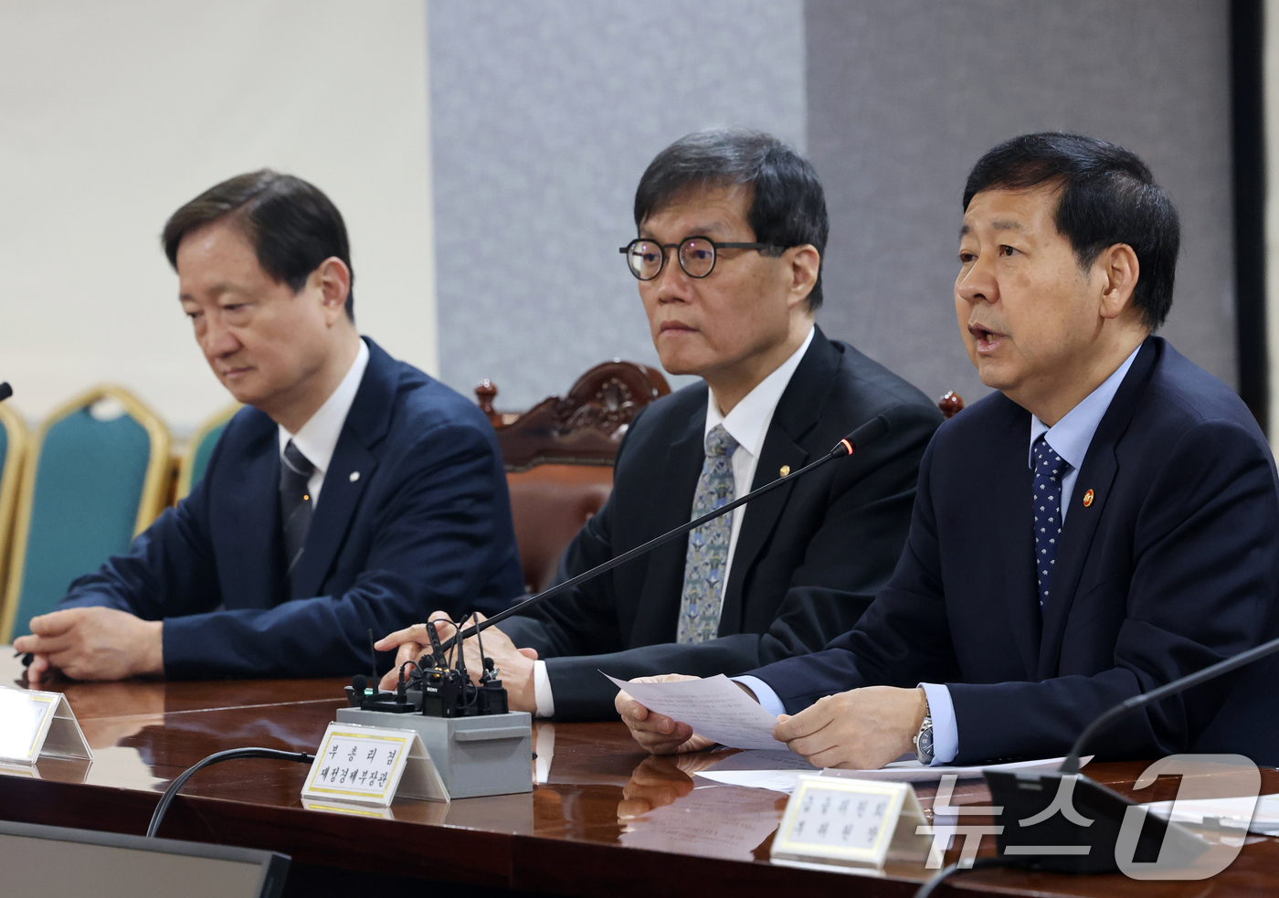 (서울=뉴스1) 황기선 기자 = 구윤철 경제부총리 겸 재정경제부 장관이 19일 오전 서울 중구 은행회관에서 열린 확대거시경제금융회의에서 모두발언을 하고 있다. 2026.3.19/뉴 …