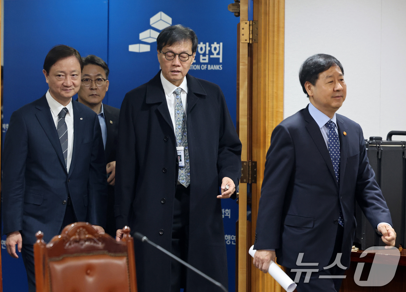 (서울=뉴스1) 황기선 기자 = 구윤철 경제부총리 겸 재정경제부 장관이 19일 오전 서울 중구 은행회관에서 열린 확대거시경제금융회의에서 참석자들과 함께 이동하고 있다.왼쪽부터 이찬 …