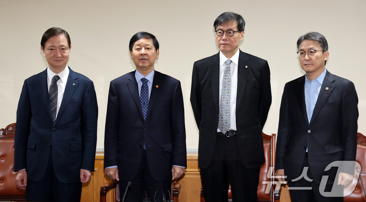 (서울=뉴스1) 황기선 기자 = 구윤철 경제부총리 겸 재정경제부 장관이 19일 오전 서울 중구 은행회관에서 열린 확대거시경제금융회의에서 참석자들과 기념촬영을 하고 있다.왼쪽부터 이 …