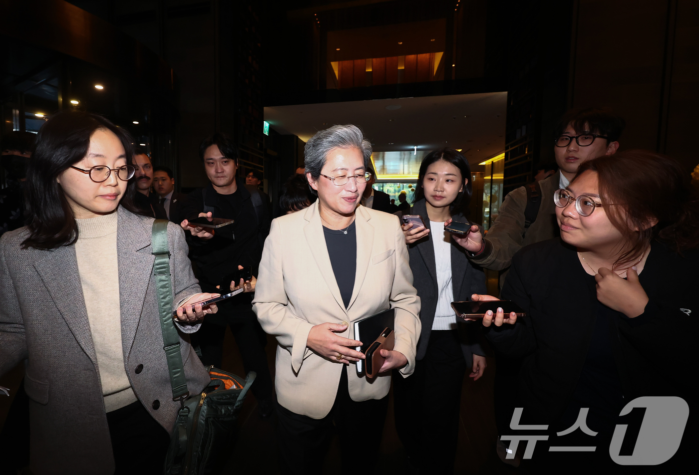 (서울=뉴스1) 김민지 기자 = 리사 수 AMD 최고경영자(CEO)가 19일 오전 서울의 한 호텔에서 김성훈 업스테이지 대표와의 조찬 회동을 마치고 나오며 취재진 질의에 답변하고 …