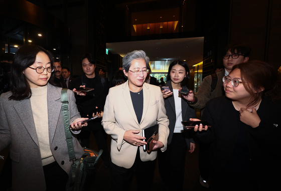 취재진 질의 답변하는 리사 수 CEO