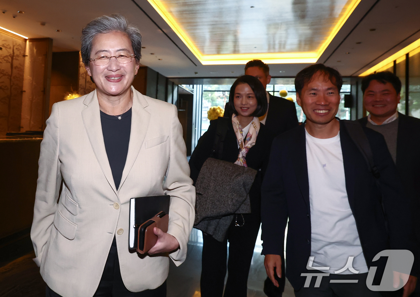 (서울=뉴스1) 김민지 기자 = 리사 수 AMD 최고경영자(CEO)와 김성훈 업스테이지 대표가 19일 오전 서울의 한 호텔에서 조찬 회동을 한 뒤 함께 나오고 있다. 2026.3. …