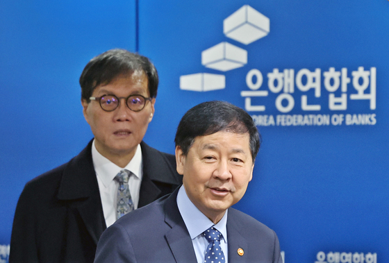 함께 이동하는 구윤철·이창용