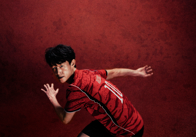 나이키, '호랑이의 기습' 담은 붉은색·보라색 축구대표팀 유니폼 공개