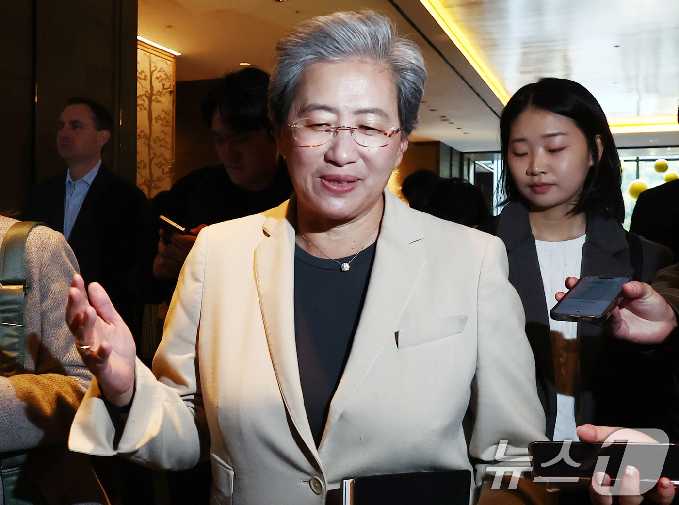 (서울=뉴스1) 김민지 기자 = 리사 수 AMD 최고경영자(CEO)가 19일 오전 서울의 한 호텔에서 김성훈 업스테이지 대표와의 조찬 회동을 마치고 나오며 취재진 질의에 답변하고 …