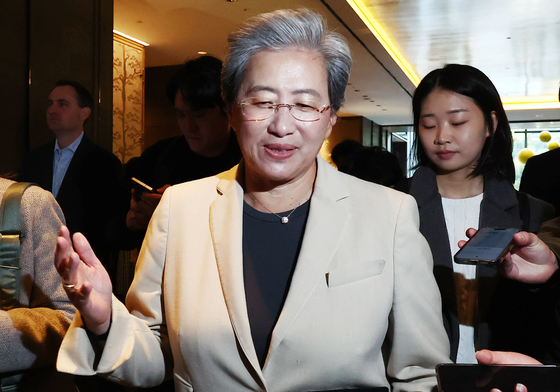 조찬 회동 마치고 이동하는 리사 수 CEO