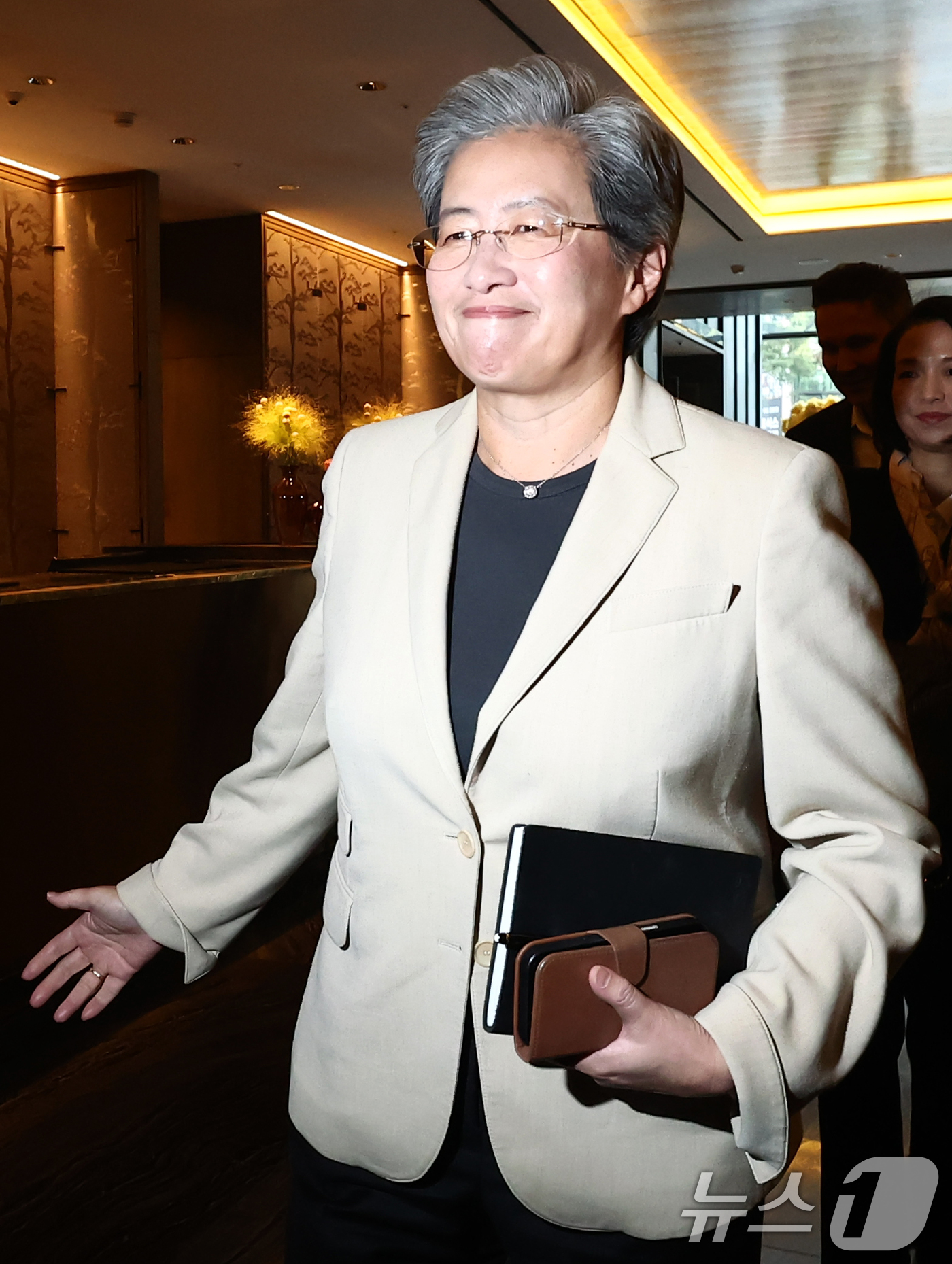(서울=뉴스1) 김민지 기자 = 리사 수 AMD 최고경영자(CEO)가 19일 오전 서울의 한 호텔에서 김성훈 업스테이지 대표와의 조찬 회동을 마치고 나오고 있다. 2026.3.19 …