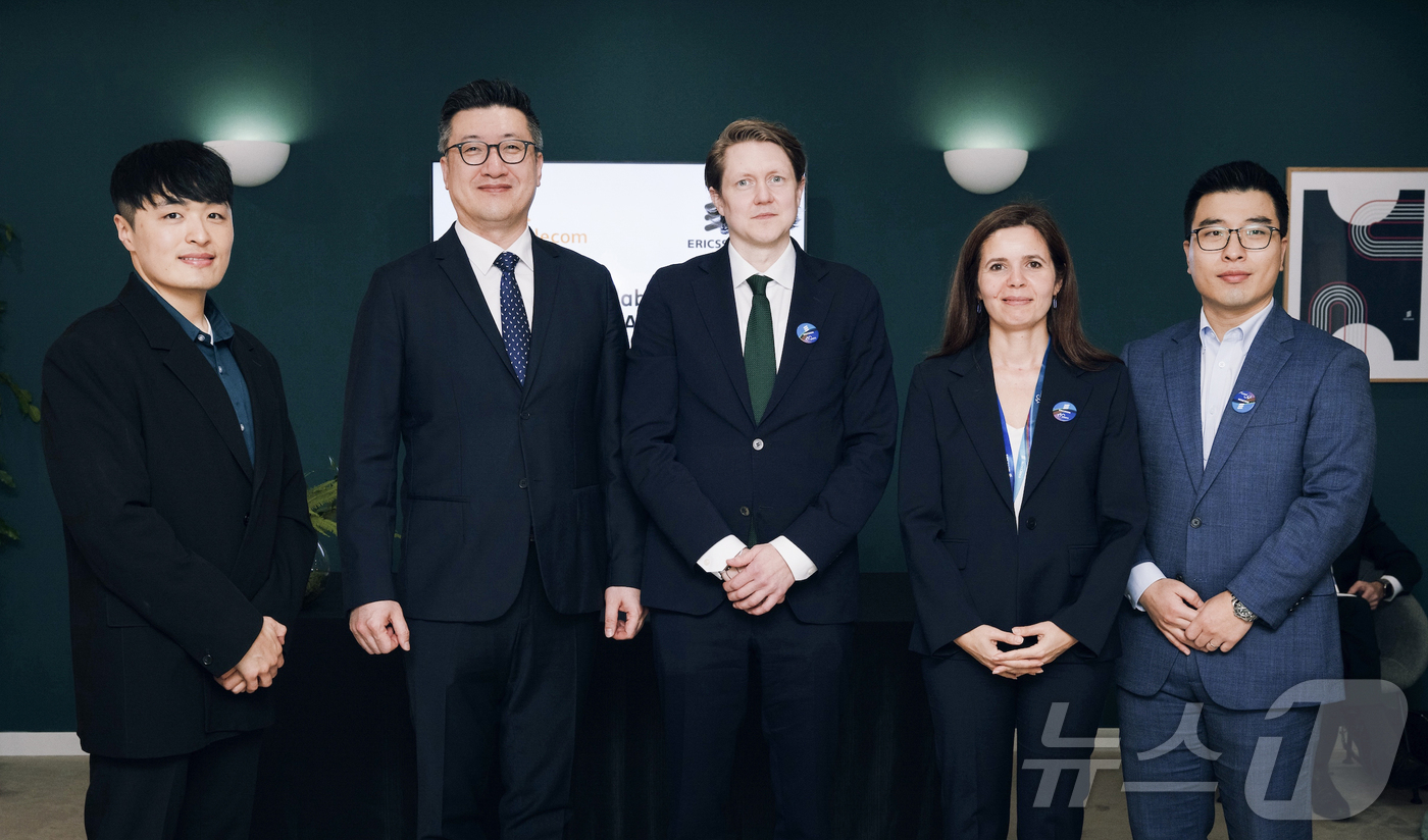 (서울=뉴스1) = SKT는 에릭슨과 함께 5G부터 6G까지 AI 기반 네트워크 기술 협력을 강화하기 위한 업무협약(MoU)를 체결했다고 19일 밝혔다. 사진은 류탁기 SKT 네트 …