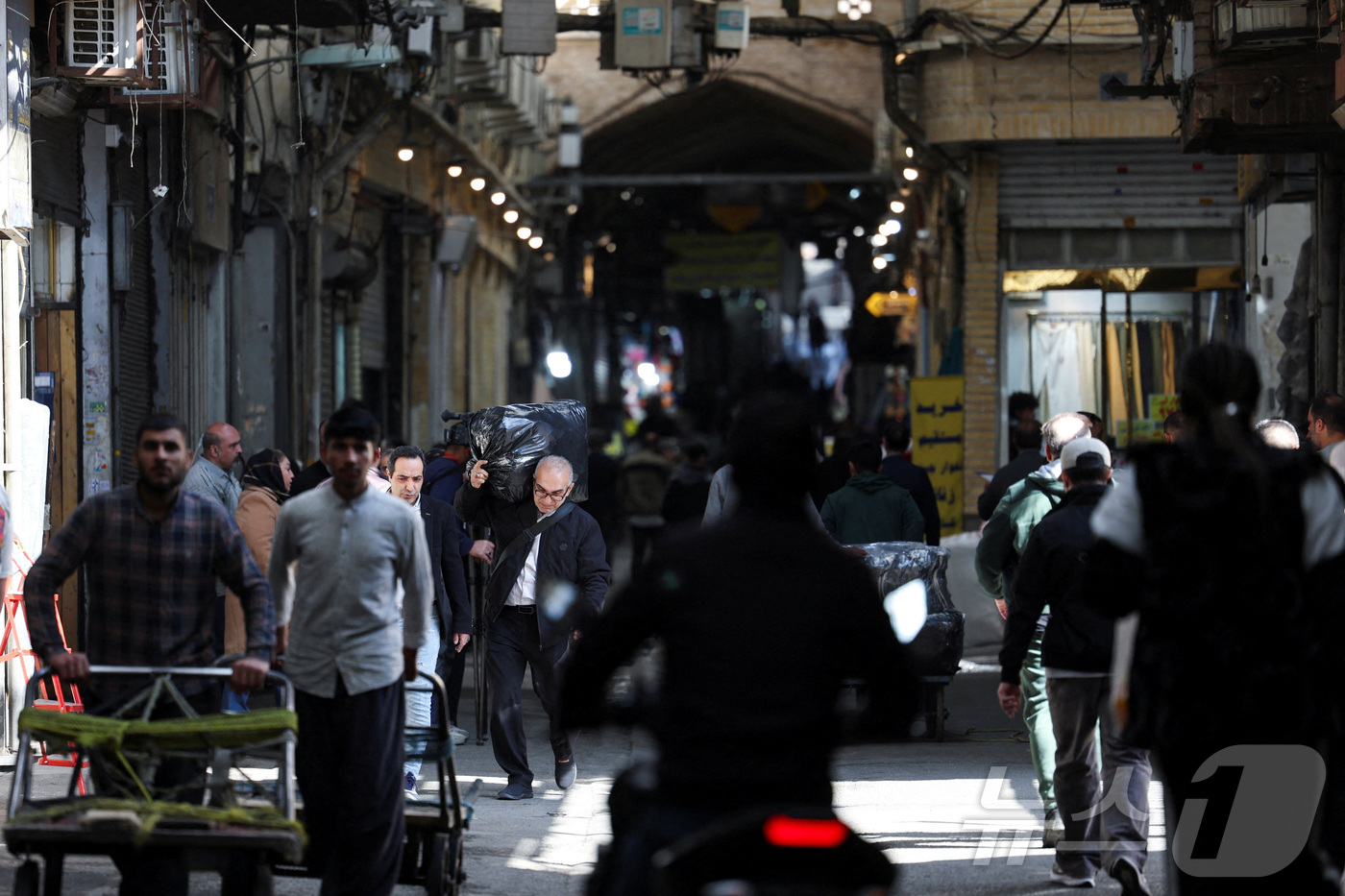 (테헤란 로이터=뉴스1) 김경민 기자 = 이란 테헤란에서 18일(현지시간) 페르시아 새해를 앞두고 사람들이 그랜드 바자르를 방문하고 있다. 2026.3.18ⓒ 로이터=뉴스1