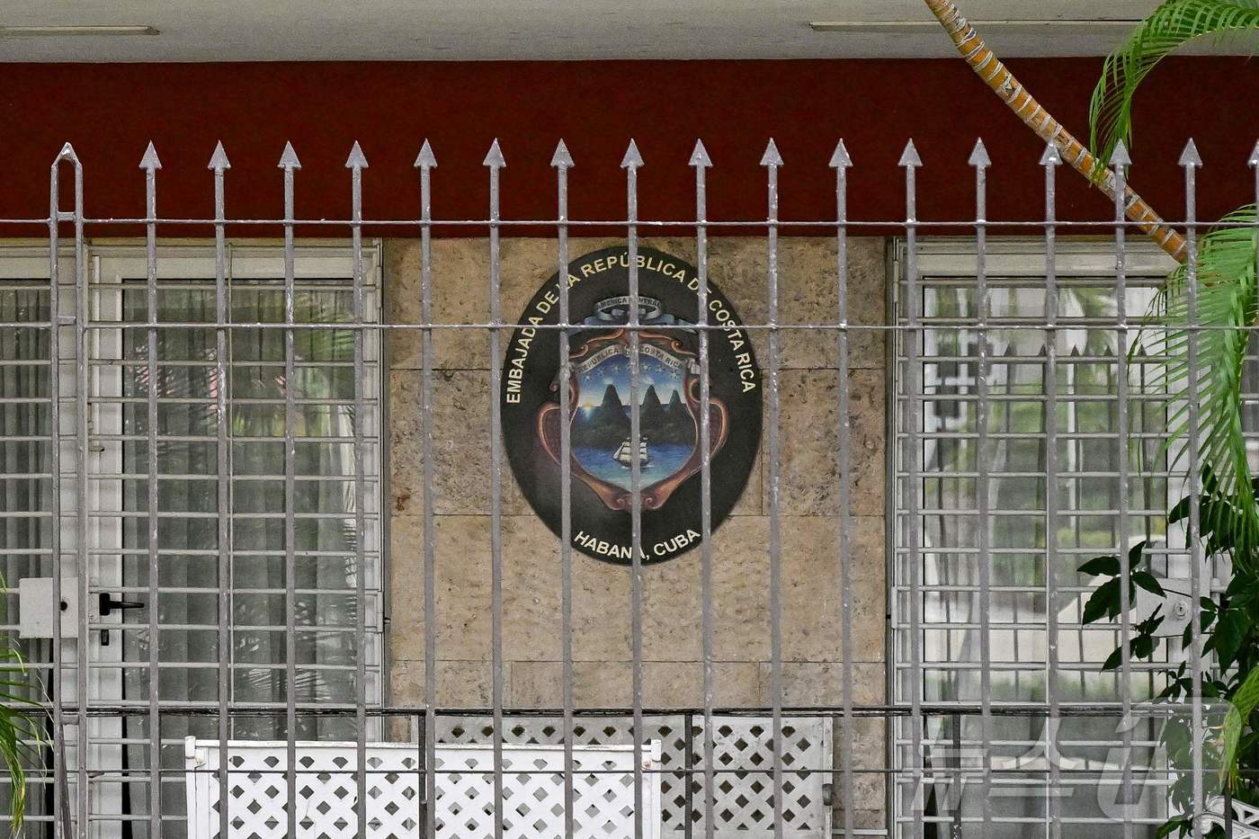 (아바나 AFP=뉴스1) 윤다정 기자 = 18일(현지시간) 쿠바 아바나에 위치한 코스타리카 대사관의 모습. 로드리고 차베스 코스타리카 대통령은 이날 쿠바와 단교를 선언했다. 202 …