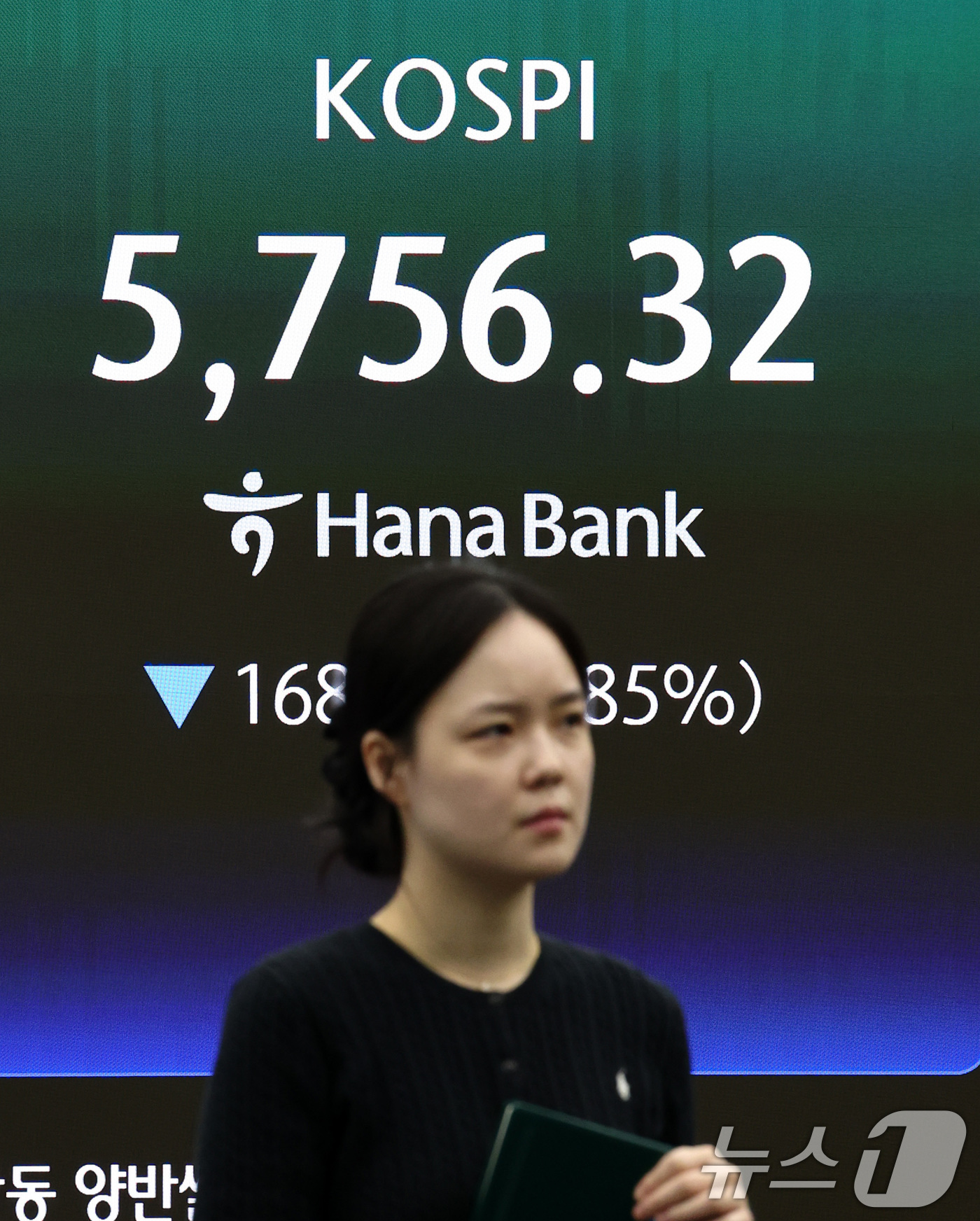 (서울=뉴스1) 최지환 기자 = 코스피가 2%대 하락 출발한 19일 오전 서울 중구 하나은행 딜링룸 전광판에 증시 시황이 표시되고 있다.이날 코스피는 전 거래일 대비 163.63포 …