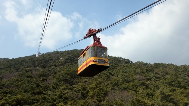 '베이글' 닮은 금정산 국립공원…실용 택하니 사찰도 품었다 [르포]