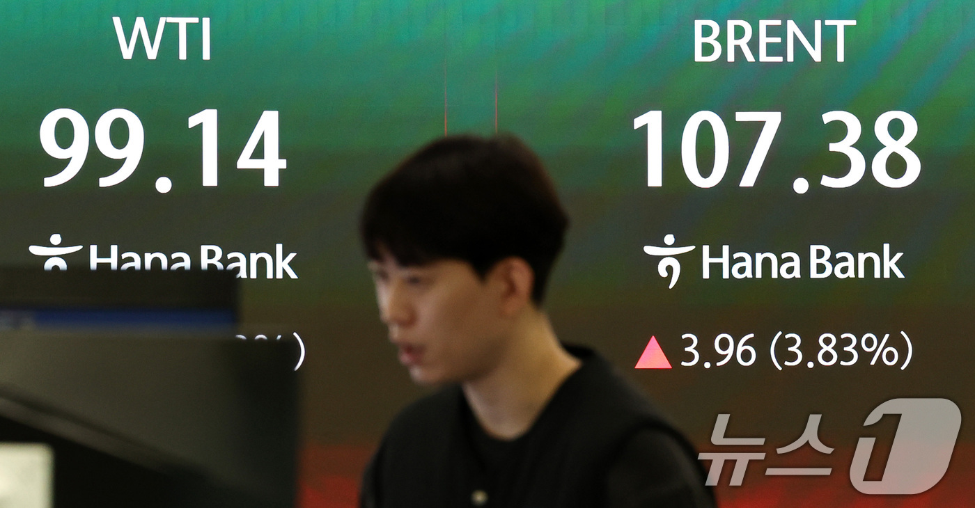 (서울=뉴스1) 최지환 기자 = 이스라엘이 이란의 최대 가스전을 공격하고 이란이 보복을 예고한 19일 서울 중구 하나은행 딜링룸 전광판에 국제 유가 선물 가격이 표시되어 있다.18 …