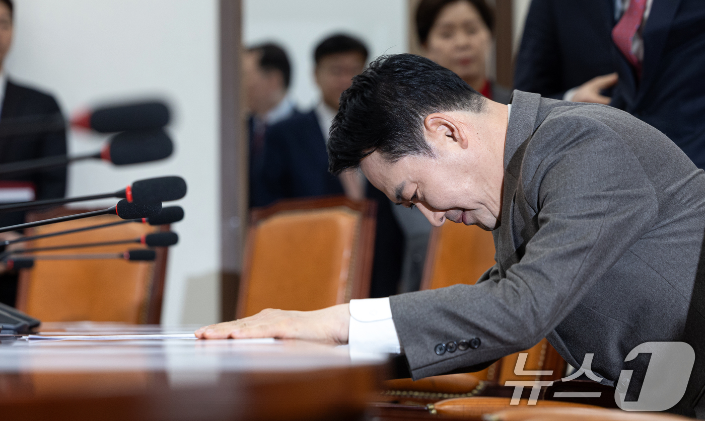 (서울=뉴스1) 이승배 기자 = 장동혁 국민의힘 대표가 19일 서울 여의도 국회에서 열린 최고위원회의에 참석하고 있다. 2026.3.19/뉴스1