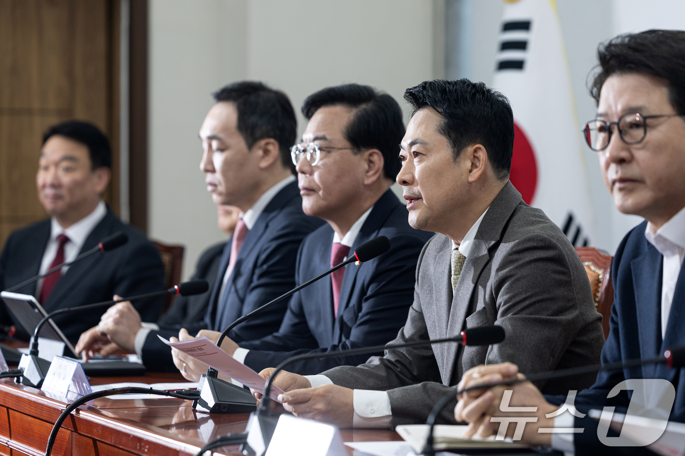 (서울=뉴스1) 이승배 기자 = 장동혁 국민의힘 대표가 19일 서울 여의도 국회에서 열린 최고위원회의에서 모두발언하고 있다. 2026.3.19/뉴스1