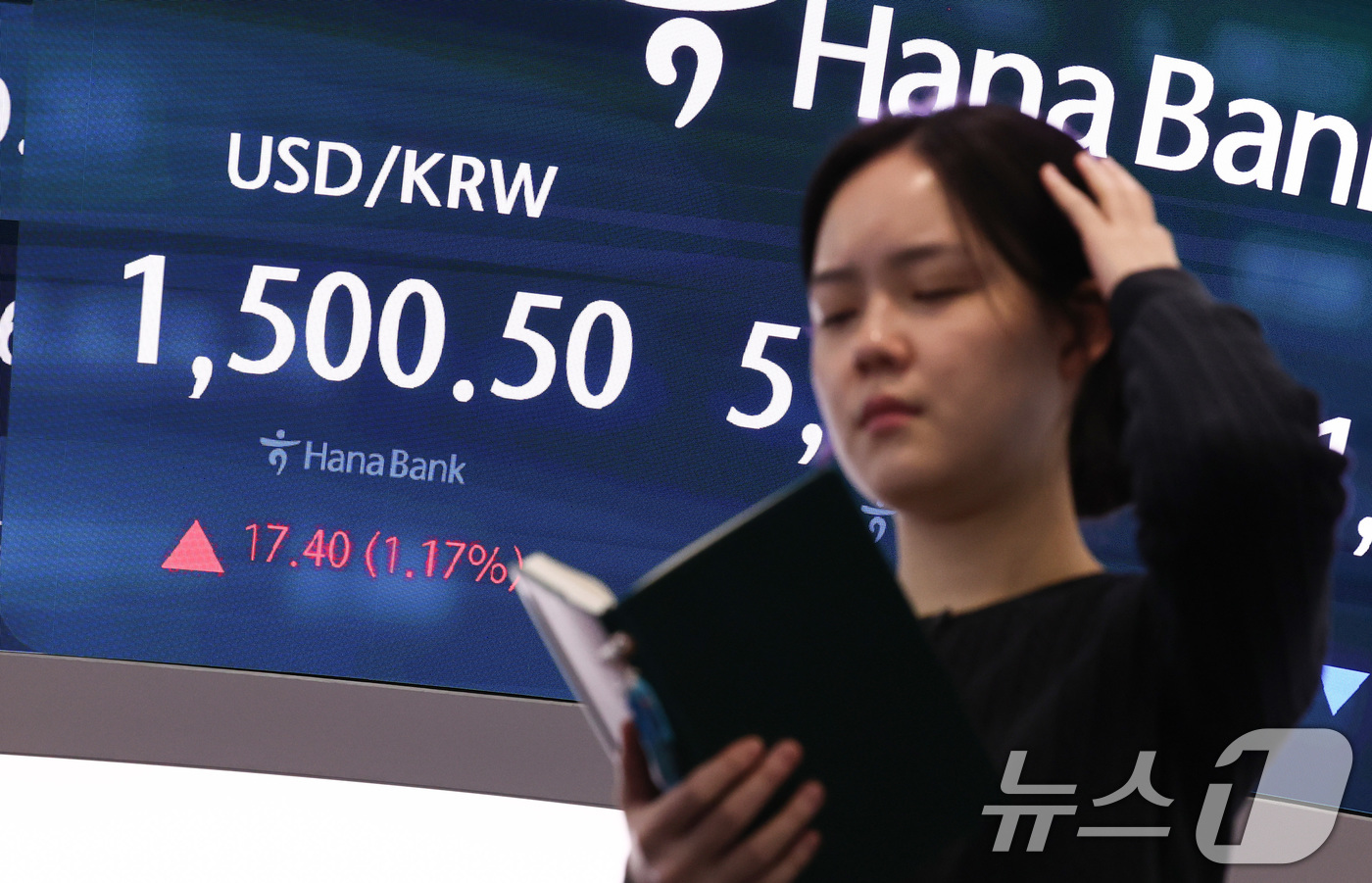 (서울=뉴스1) 최지환 기자 = 19일 오전 서울 중구 하나은행 딜링룸 전광판에 원·달러 환이 표시되고 있다.이날 서울외환시장에서 원·달러 환율은 전거래일 종가 대비 21.9원 오 …