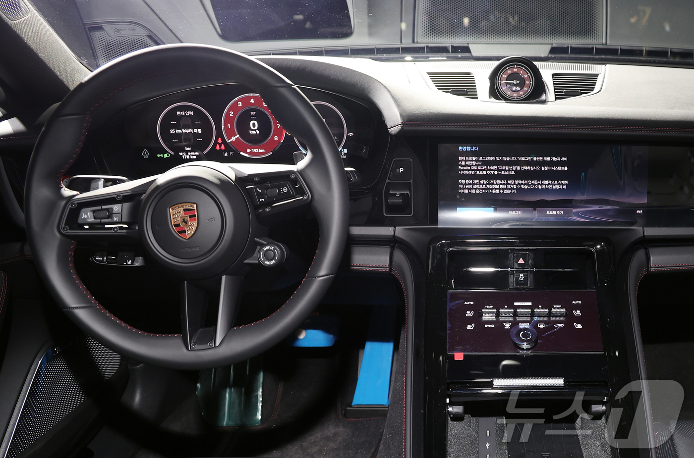 (서울=뉴스1) 김진환 기자 = 19일 오전 서울 광진구 PIE Factory에서 열리는 2026 포르쉐코리아 신년 기자 간담회에서 100대 한정 모델 ‘파나메라 레드 익스클루시브 …