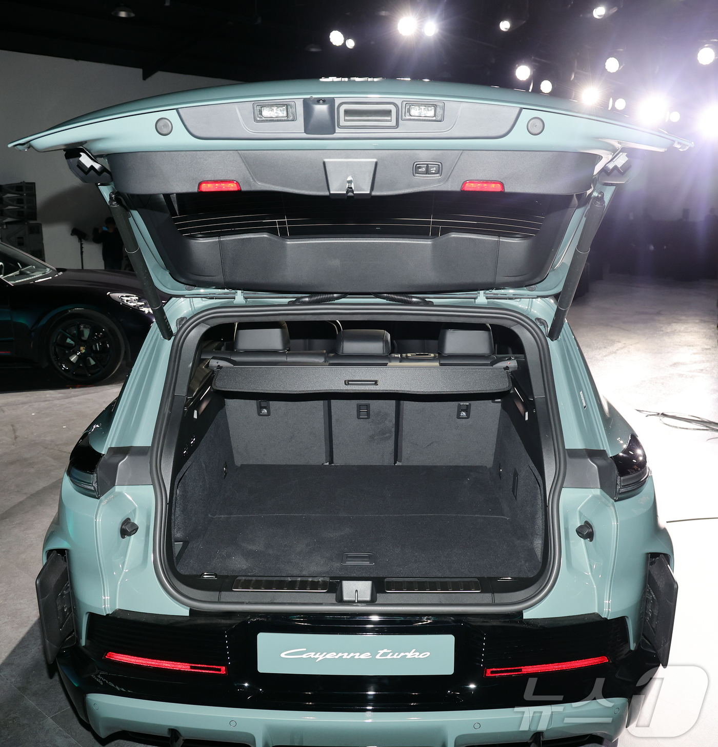 (서울=뉴스1) 김진환 기자 = 19일 오전 서울 광진구 PIE Factory에서 열리는 2026 포르쉐코리아 신년 기자 간담회에서 국내 최초로 공개되는 ‘카이엔 일렉트릭’이 전시 …