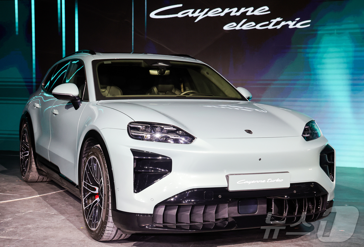 (서울=뉴스1) 김진환 기자 = 19일 오전 서울 광진구 PIE Factory에서 열리는 2026 포르쉐코리아 신년 기자 간담회에서 국내 최초로 공개되는 ‘카이엔 일렉트릭’이 전시 …