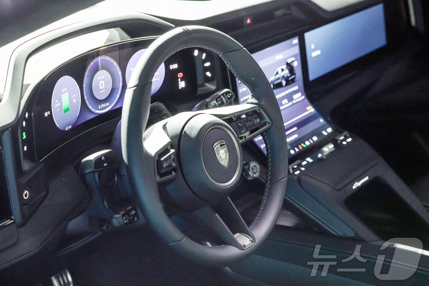 (서울=뉴스1) 김진환 기자 = 19일 오전 서울 광진구 PIE Factory에서 열리는 2026 포르쉐코리아 신년 기자 간담회에서 국내 최초로 공개되는 ‘카이엔 일렉트릭’이 전시 …