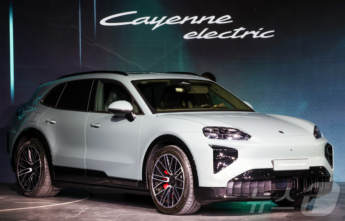 (서울=뉴스1) 김진환 기자 = 19일 오전 서울 광진구 PIE Factory에서 열리는 2026 포르쉐코리아 신년 기자 간담회에서 국내 최초로 공개되는 ‘카이엔 일렉트릭’이 전시 …