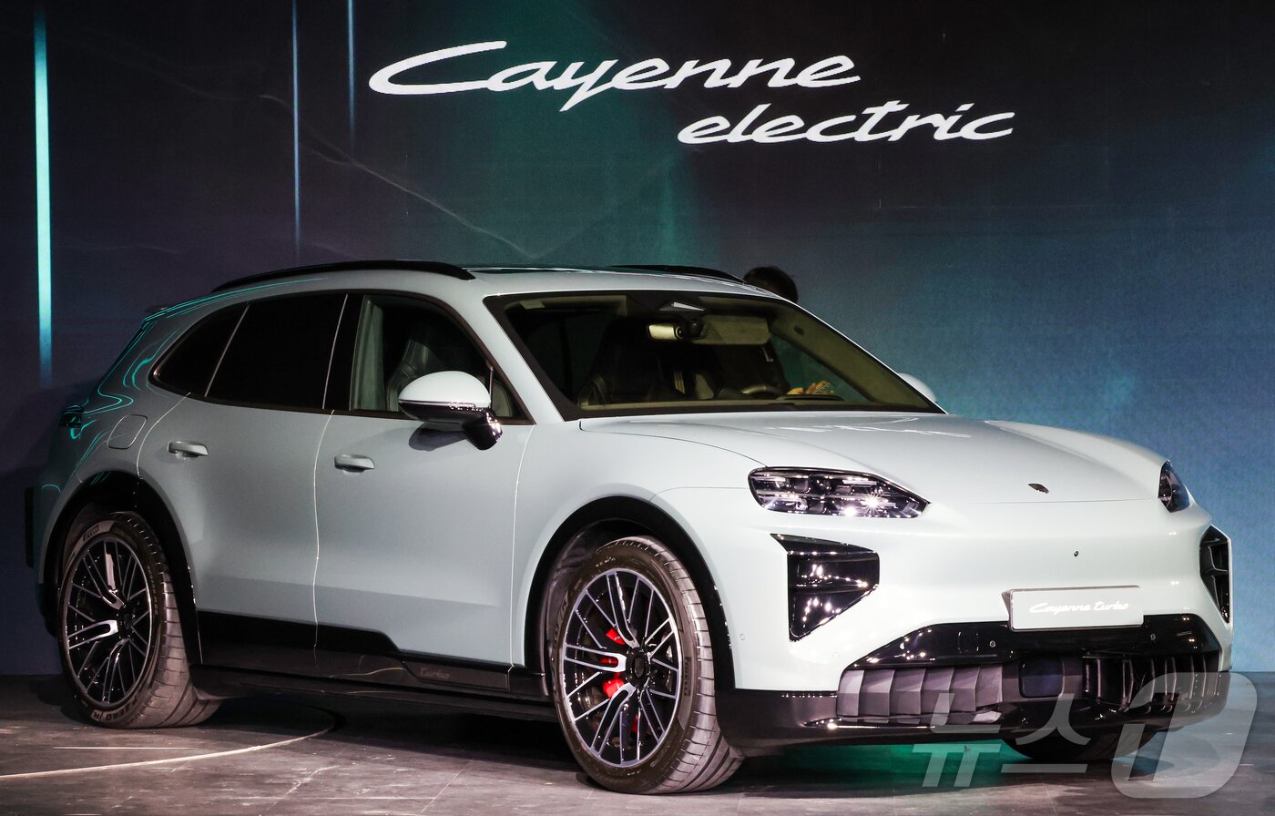 본문 이미지 - 19일 서울 광진구 복합 문화공간 파이 팩토리(PIE Factory)에서 열린 '2026 포르쉐코리아 신년 기자 간담회'에서 국내 최초로 공개되는 포르쉐 준대형 전기 SUV ‘카이엔 일렉트릭’이 전시되어 있다. 2026.3.19 ⓒ 뉴스1 김진환 기자