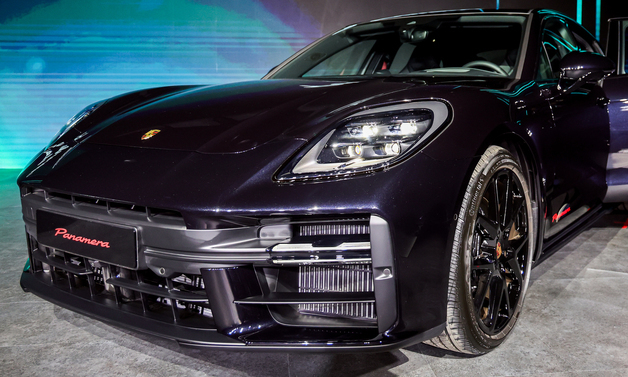 강렬한 '파나메라 레드 익스클루시브'