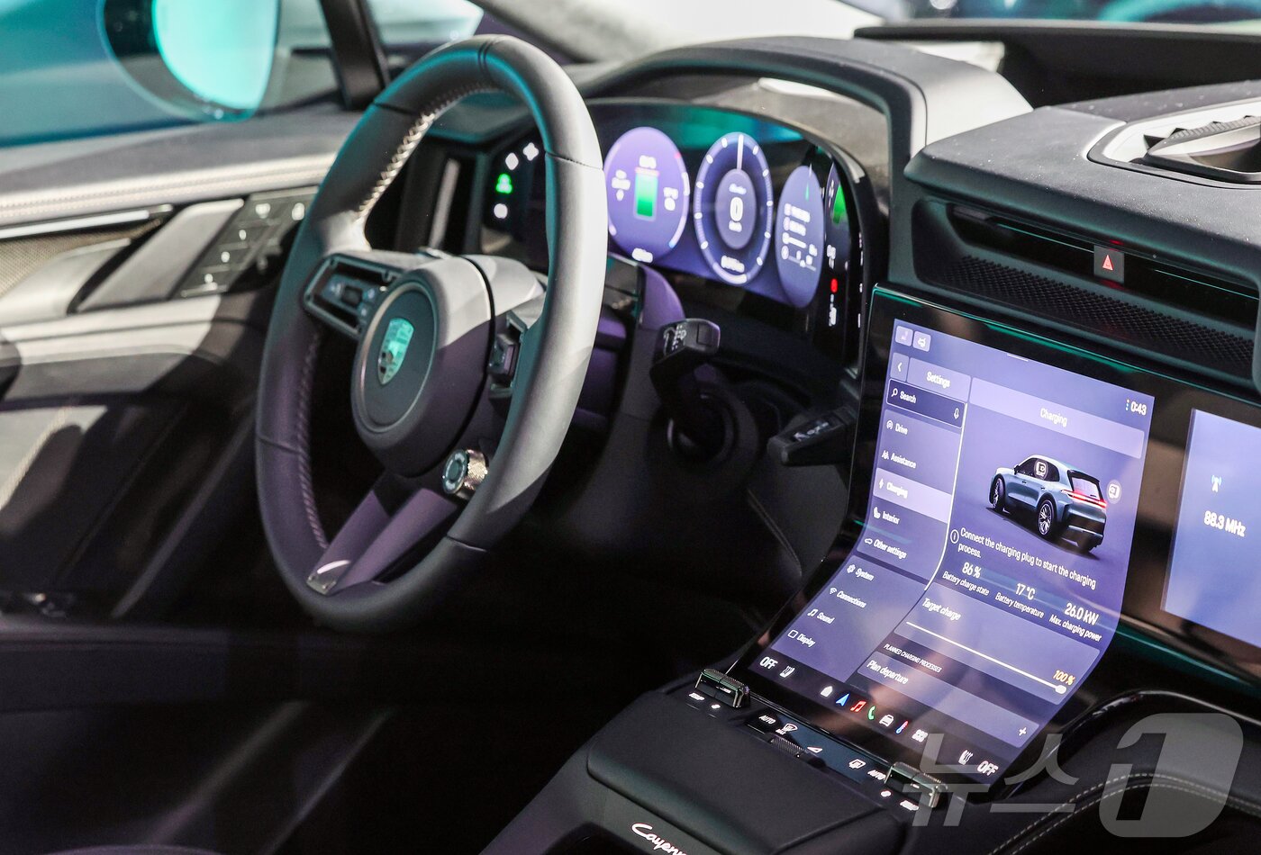 본문 이미지 - 19일 서울 광진구 복합 문화공간 파이 팩토리(PIE Factory)에서 열린 '2026 포르쉐코리아 신년 기자 간담회'에서 국내 최초로 공개되는 포르쉐 준대형 전기 SUV ‘카이엔 일렉트릭’이 전시되어 있다. 2026.3.19 ⓒ 뉴스1 김진환 기자