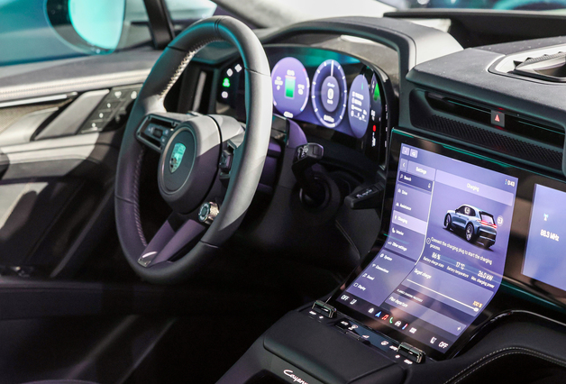 눈길 끄는 '카이엔 일렉트릭'의 커브드 디스플레이